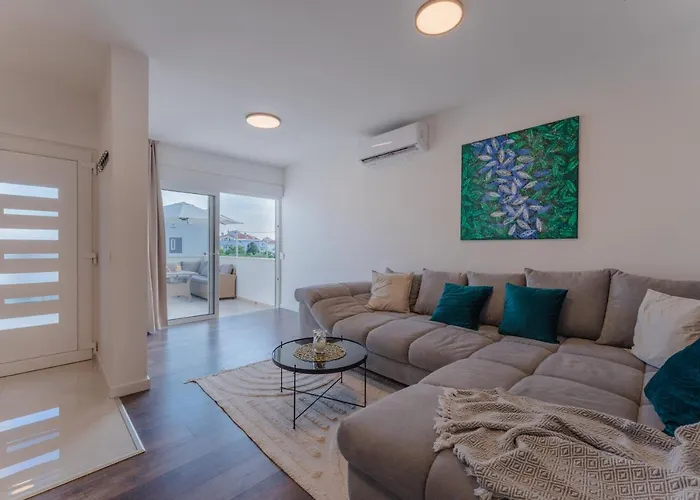 Glamorous Getaway Apartment